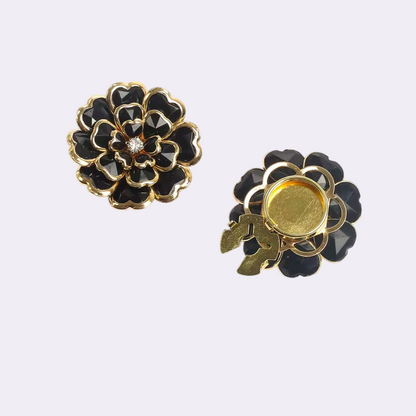 Pearl Whisper  – Broche Floral para Elevar tu Camisa
