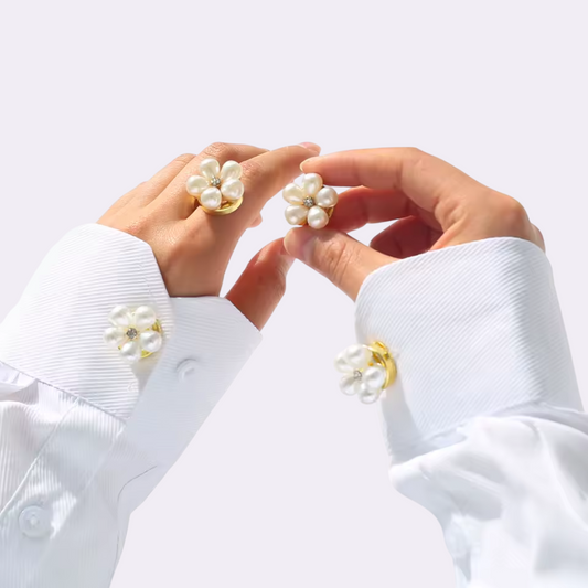 Celeste Twist – Broche Floral para Elevar tu Camisa